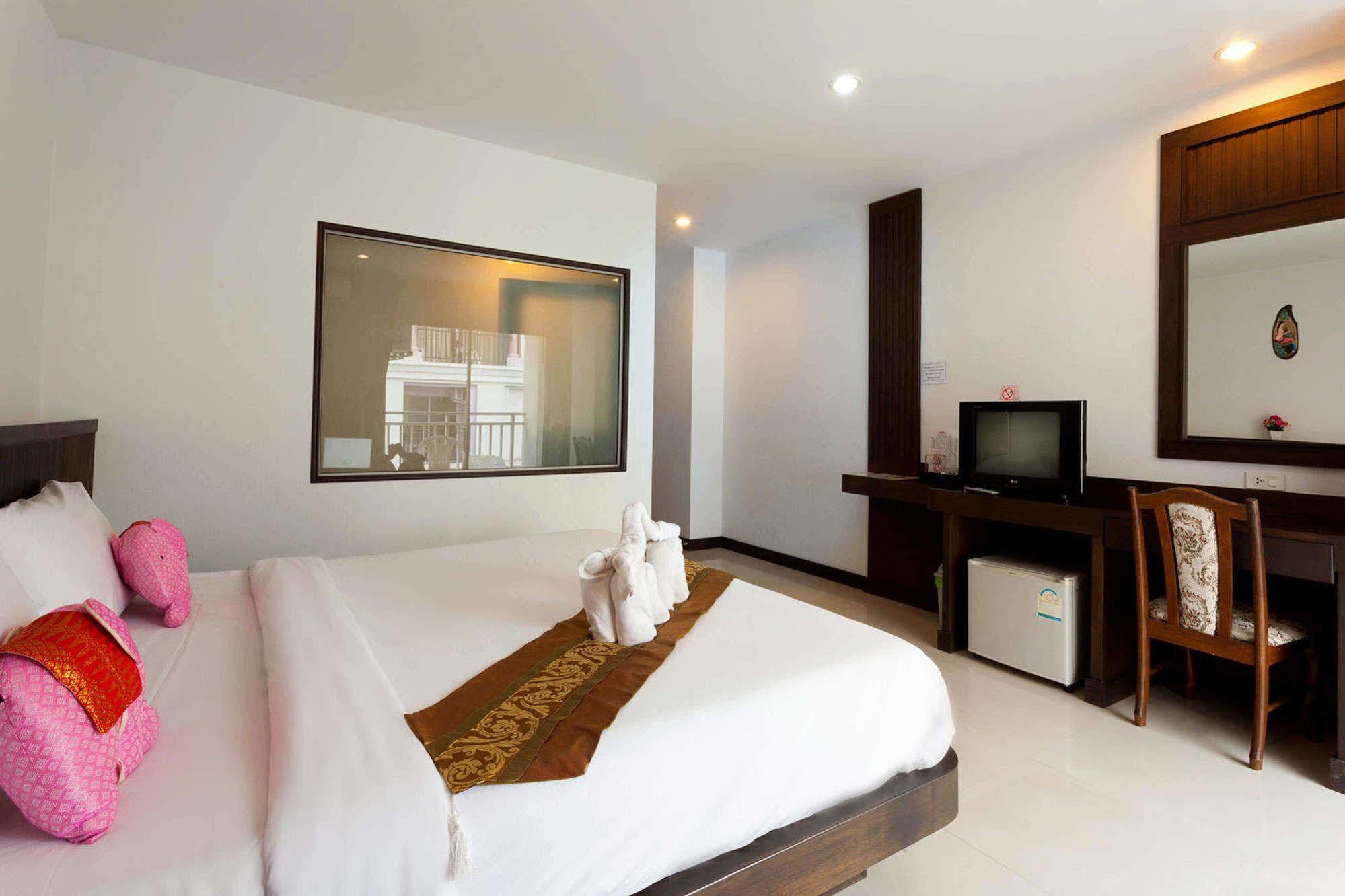 Larn Park Resortel Patong Exterior photo